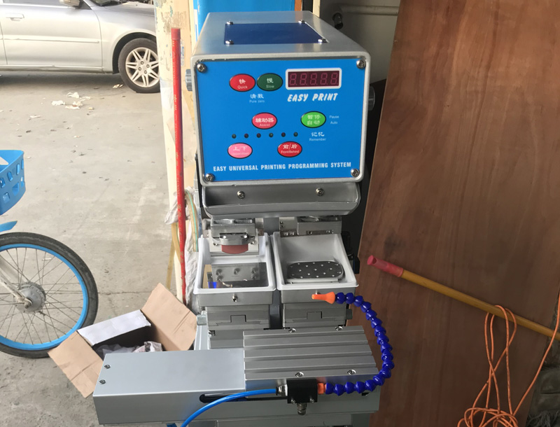 Клиент из Венгрии покупает двухцветную тампонную печатную машину