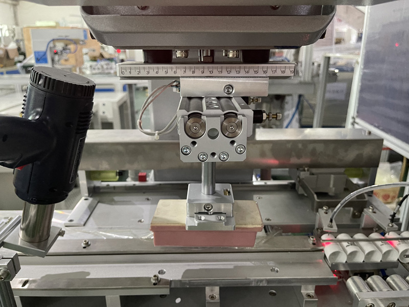 Автоматическая машина для тампопечати на светильнике Hoder