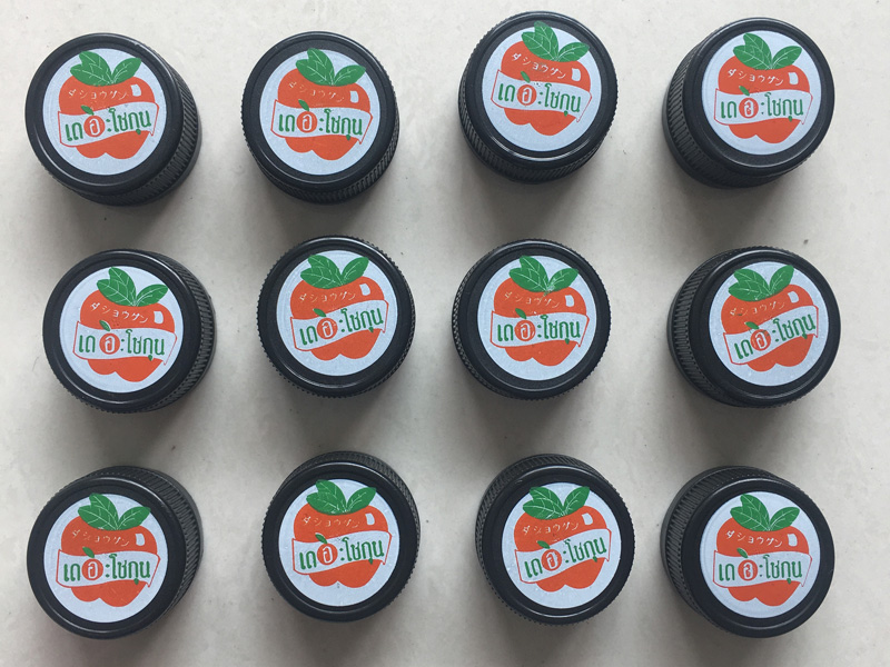 Клиент из Таиланда покупает автоматический четырехцветный принтер для пластиковых крышек