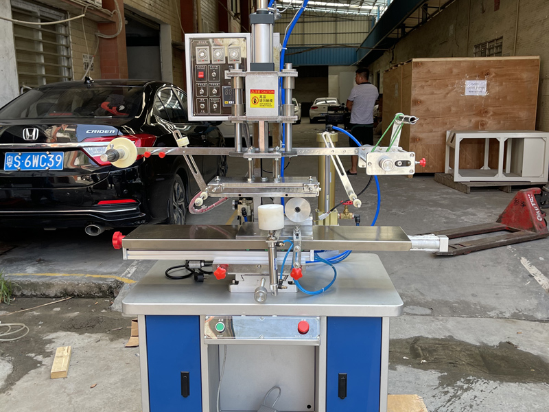 Машина для горячего тиснения косметических баночек продана в Украину