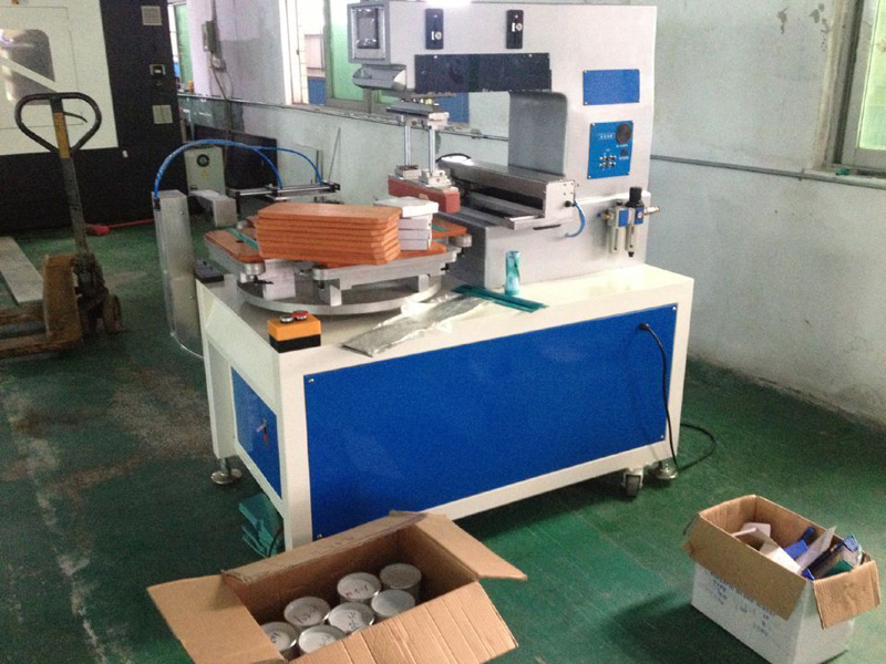 Клиент из Зимбабве покупает линейный принтер с разгрузочным роботом