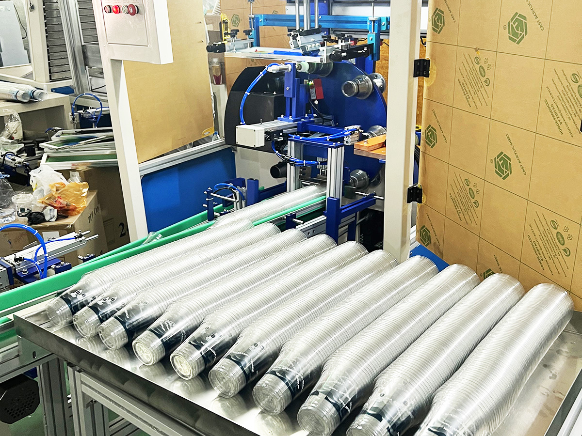 Автоматическая машина для трафаретной печати многоцветных пластиковых стаканчиков отправляется в Армению