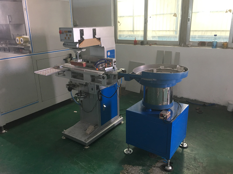 Клиент из Гватемалы покупает автоматический тампонный принтер для ластика 