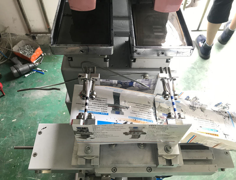 Двухцветный принтер для печати на футболке для гольфа продан в Италию 