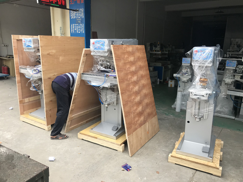 Одноцветные и четырехцветные тампонные принтеры проданы в Иорданию