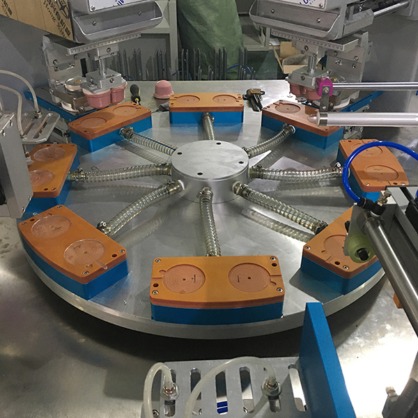 Клиент из Бразилии покупает автоматический тампонный принтер для печати демонстрационных линз